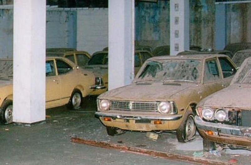 Машины в брошенном автосалоне Фамагусты