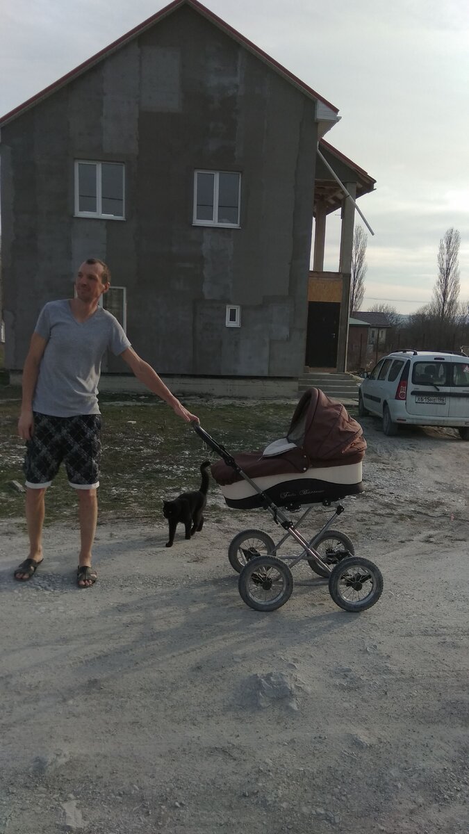 А вот и я, прогуливаюсь возле своего дома. И посматриваю вокруг)))