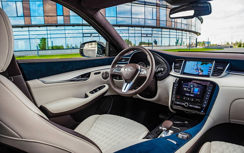 Трехцветная отделка топовой версии за 4,1 млн рублей чудо как хороша! Сидеть на «ромбиках» приятно, специальная пропитка отталкивает грязь, есть обогрев и вентиляция. Замша не простая, а синтетическая. Материал называется ultrasuede (ультрасвейд) и обладает повышенной устойчивостью к образованию проплешин.