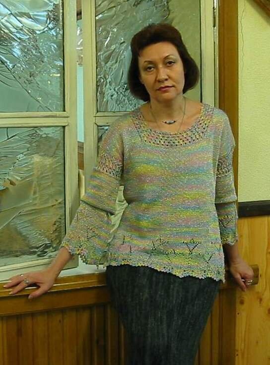 Вязаная кофточка с люрексом на модели