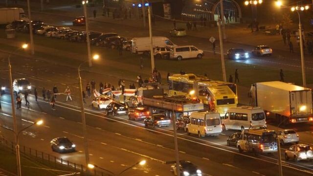 АВТОР ФОТО,TUT.BY
Подпись к фото,Перекрытие дороги в Минске (фото читателя портала Tut.by)