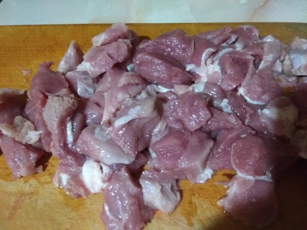 свинину(у меня свиная вырезка) режу небольшими кусочками.
