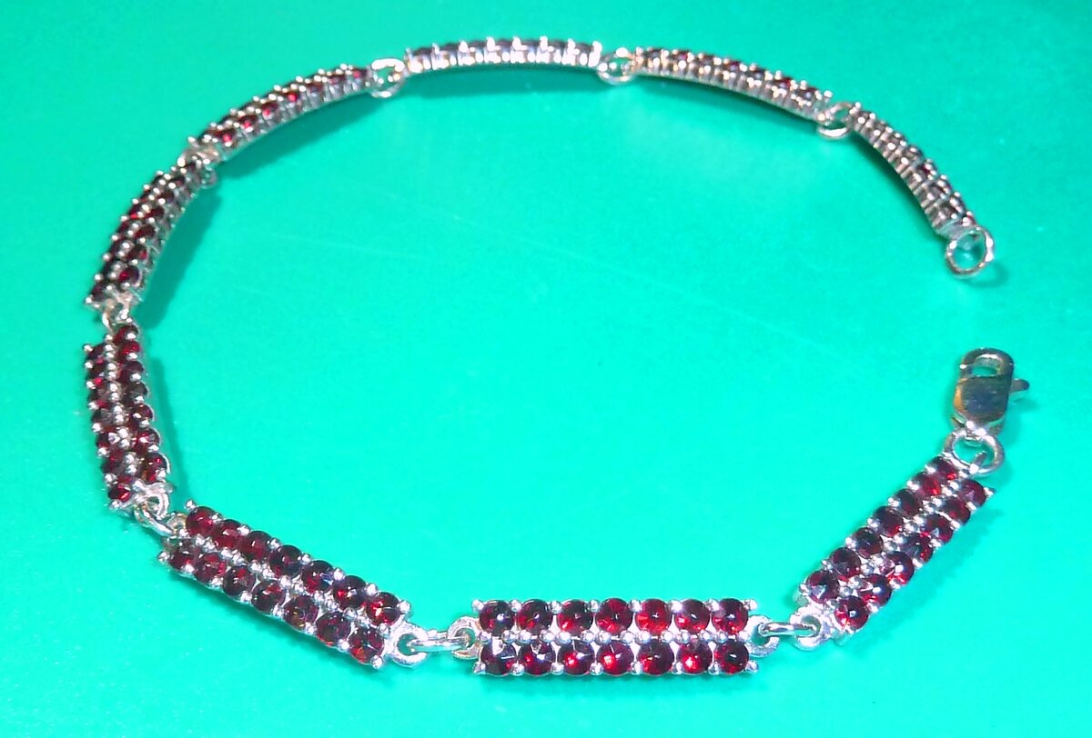 Гранатовый браслет, купленный в Праге.