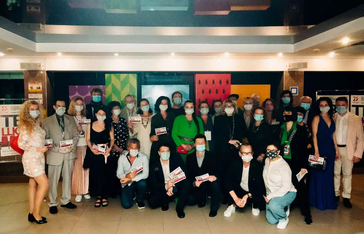  Участники "Киношока" поддержали флешмоб в масках. Фото Эрика Вигандта. www. anapatravelnotes.com