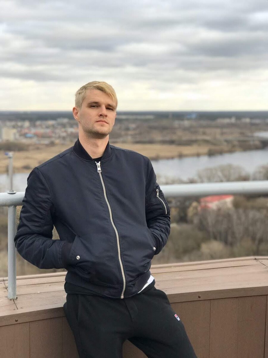 Да, красил волосы, кожу у врачей чистил. Такие дела.