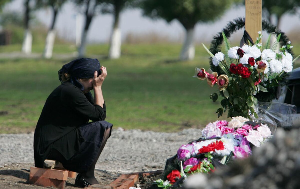 Женщина плачет на похоронах. Траур сколько человек