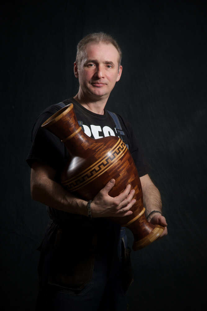 Автор с античной вазой с меандром. Материалы Сапеле, дуб, ясень