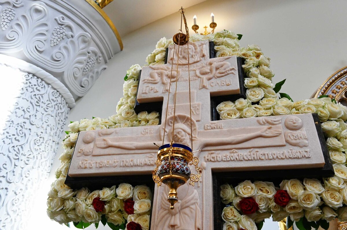 Крест – это наша защита. Источник: https://foto.patriarchia.ru/news/patriarshee-sluzhenie-v-krestopoklonnuyu-nedelyu-v-khrame-blgv-kn-igorya-chernigovskogo-v-peredelkine-g-moskvy-2020-03-22/
