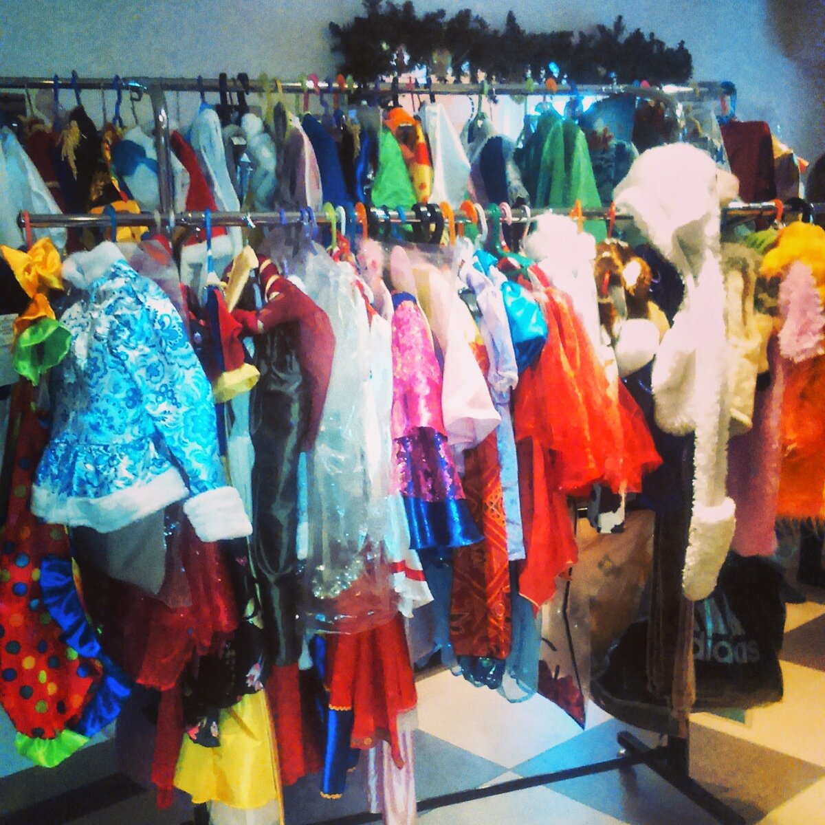 Мой прокат, переехавший в чужой офис. Представьте всё это в квартире.