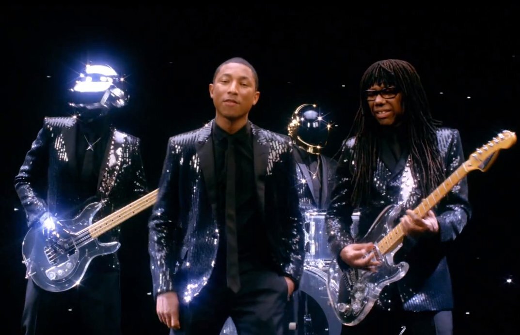 Найл Роджерс в клипе Daft Punk - Get Lucky. С гитарой справа.
