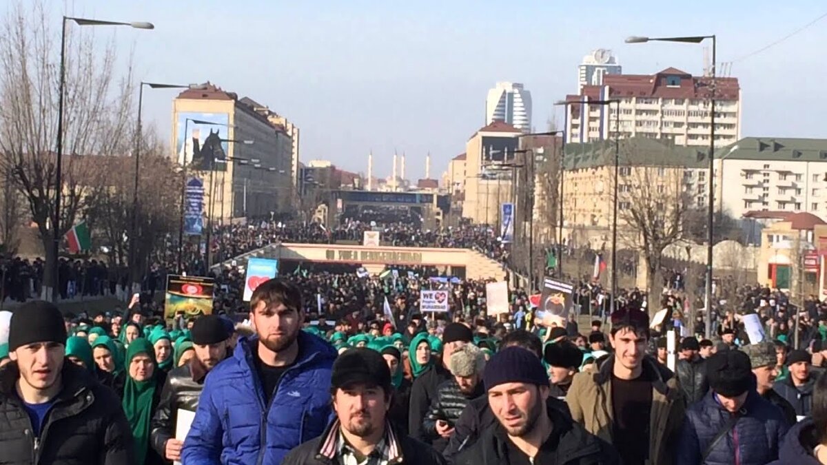 Митингующие с центра Грозного направляются в сторону площади Минутки.