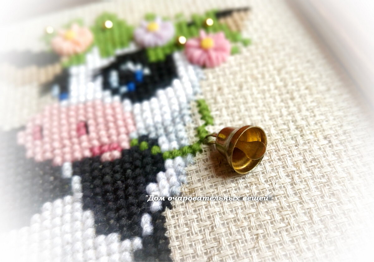 Бурёнка украшена объемными декоративными элементами.