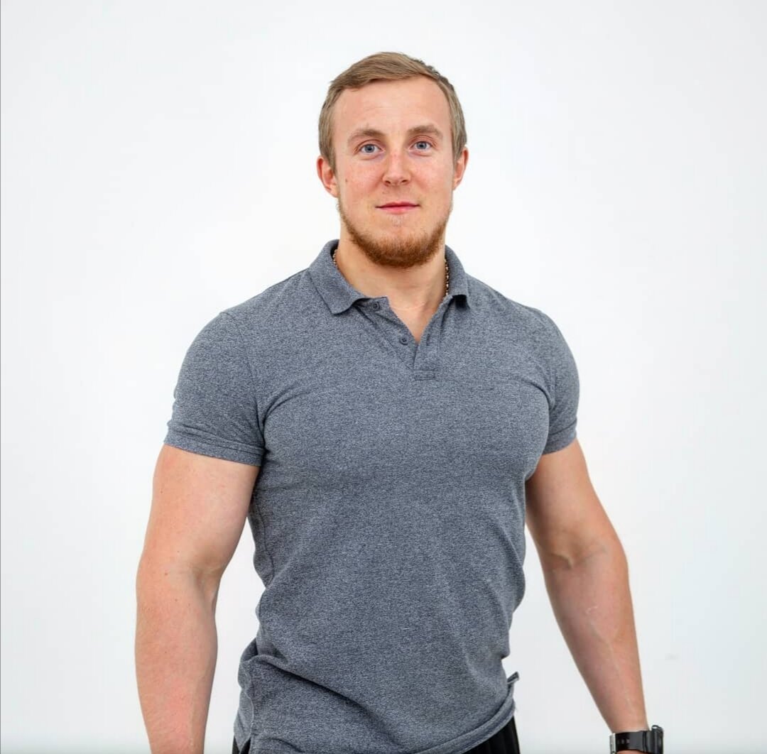 
Вы заметили как все вокруг погружаются в #ЗОЖ, я замечаю, вот только погружаются люди туда с кучей мифов и фото из социальных сетей.
⠀
У девочек одна жопа на уме, да нижняя часть пресса, у парней тоже #жопа с прессом, но и бицепс ещё, у девочек ещё #квадрицепсы вырастут не дай бог.
⠀
Это ладно, цели у всех разные не сужу, но почему-то, многие берут пример со спортсменов которых видят в зале и девочек из соц сетей, забывая от том, что этим #спортсменам в период между соревнованиями самим нужен тренер.
⠀
Про фото из соц сетей это вообще жесть, думаю кто смотрит и верит их становиться таких меньше, ведь фото сейчас редактирует даже тот кто молодой, но хочет казаться старым.
⠀
Короче ребят, моё повествование вот о чем, кто меня читает, хочу вам сказать, #фигура отражает ваш образ жизни, можно выглядеть охуе... но при этом хуже чем крутые спортсмены, только вы будите жить как счастливый человек, а не как существо, которое ненавидит всех вокруг, спросите у людей на #сушке, как у них дела.
⠀
Будьте красавчиками с пиццей во рту и прессом на #животе, ЗОЖ в наше время это пи...дешь.