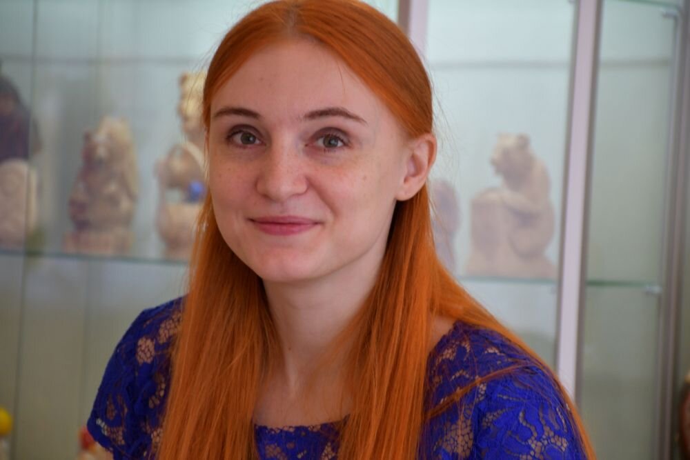 Марина Решетова родилась 7 мая 1988 г. в Санкт-Петербурге. Окончила Московский педагогический государственный университет по специальности «учитель начальных классов и английского языка». Профессиональная переподготовка: Институт международных социально-гуманитарных связей по специальности «воспитатель». В детском саду № 35 работает с 2013 года. Имеет высшую квалификационную категорию. Своим профессиональным кредо считает: «Думай как ребёнок, поступай как взрослый». Обладатель звания «Воспитатель года Подмосковья-2020». Детей пока нет, всю себя отдаёт своим воспитанникам.