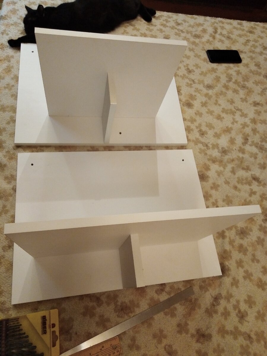 Фрося лаповодила, не вставая с кровати.