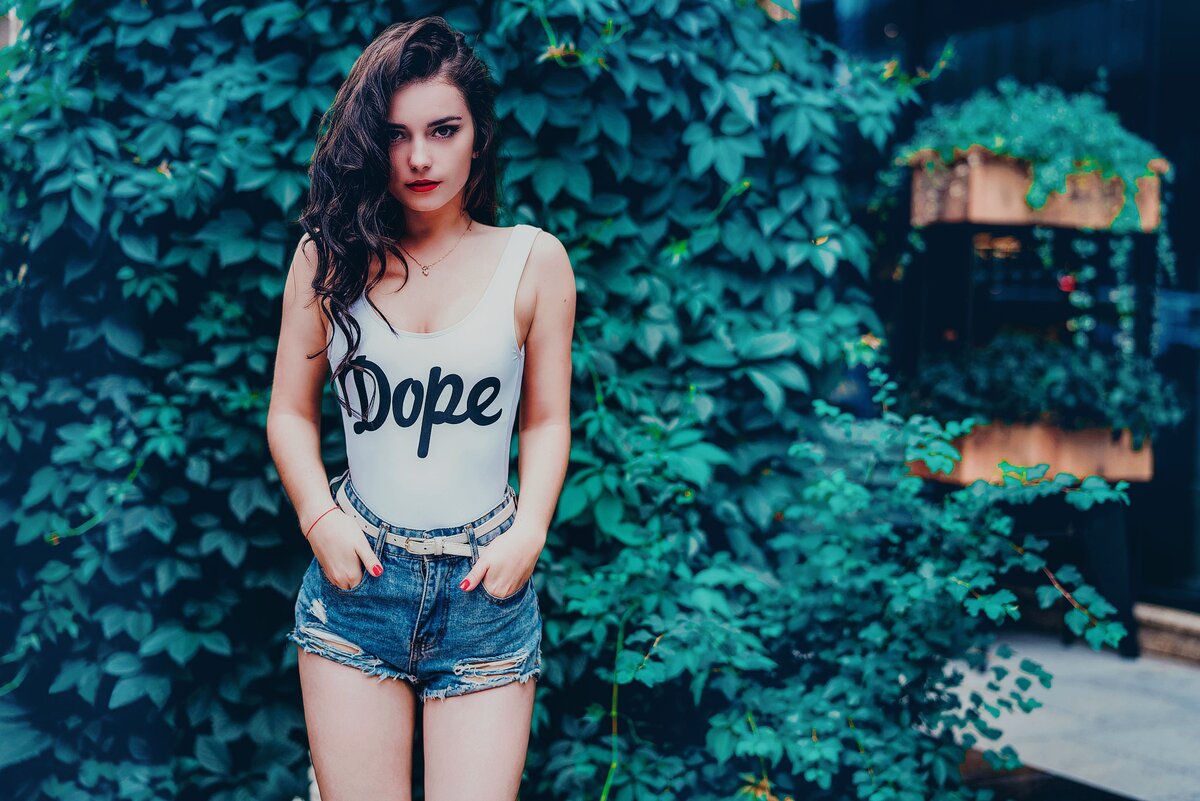 Если при знакомстве девушка улыбается или смеётся - считай, пол дела уже сделано!