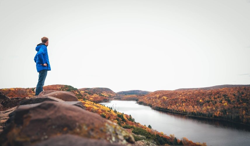 Фото: Atharva Tulsi @atharva_tulsi / https://unsplash.com/photos/man-wearing-blue-hooded-jacket-standing-on-the-stone-in-front-of-the-river-x8RTvVS8DUc