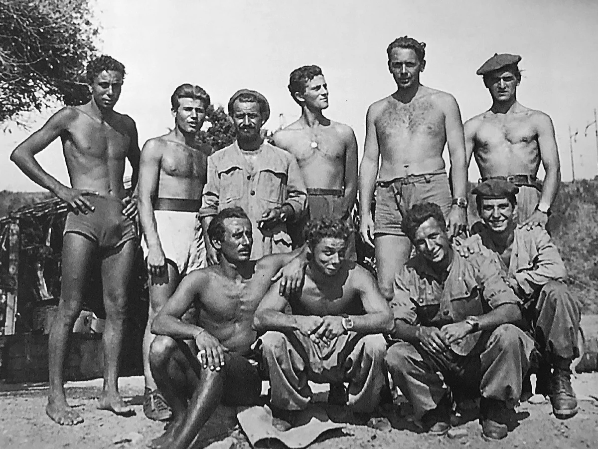 Фердинандо Пачолла (сидит, крайний слева) с другими членами Gruppo Gamma в начале 1943 года. 