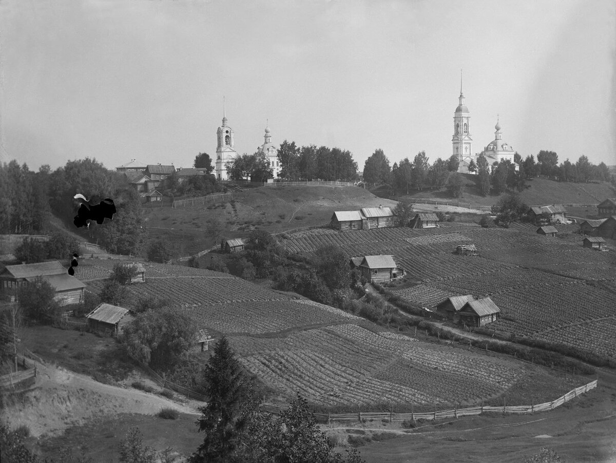 Автор: Неизвестен. Источник: Архив Сергея БессмертногоСело Унжа 1914 год. В центе холм средневекового городища. 