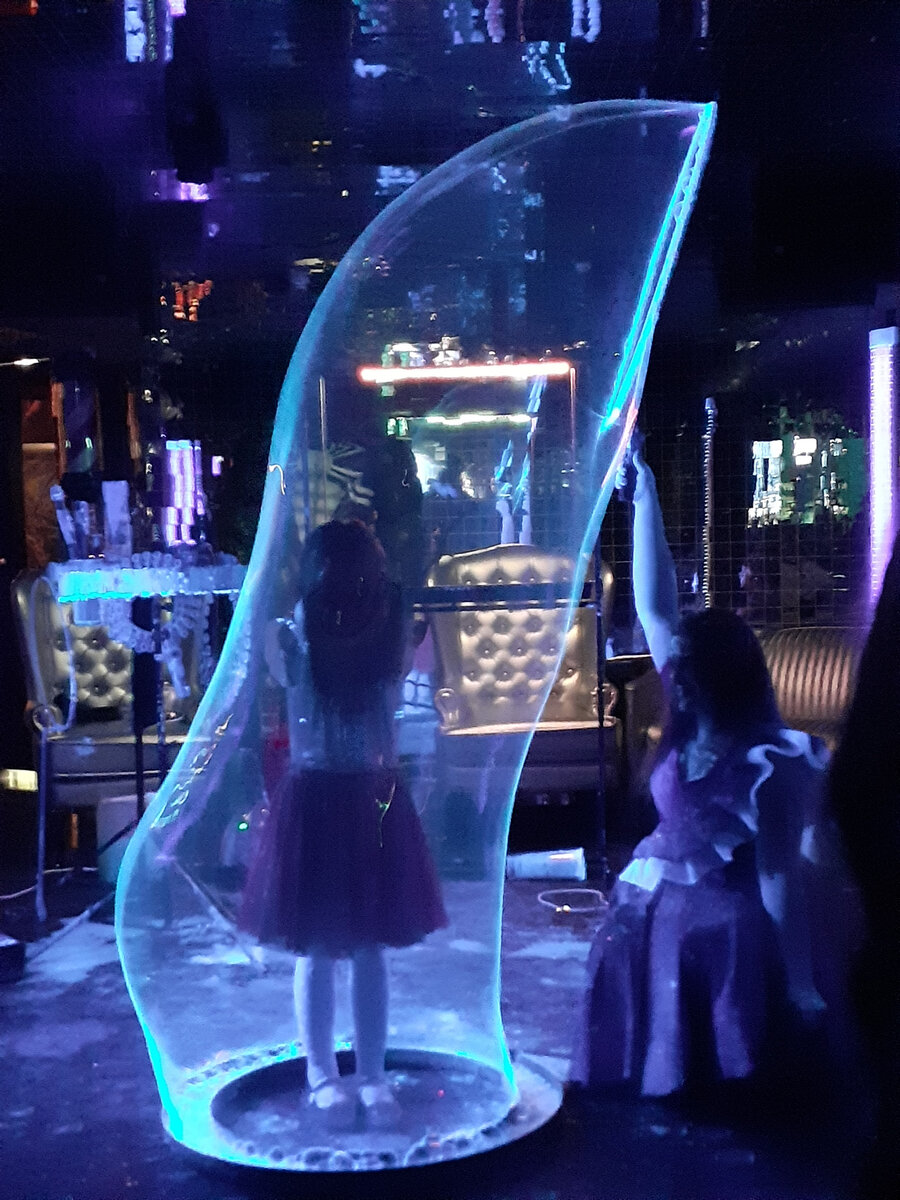 Мамы окружают ребенка заботой, как мыльный пузырь на фото