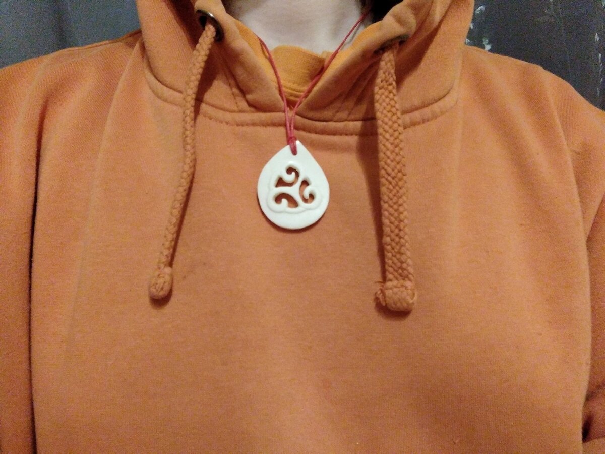 Трискель, резьба по кости