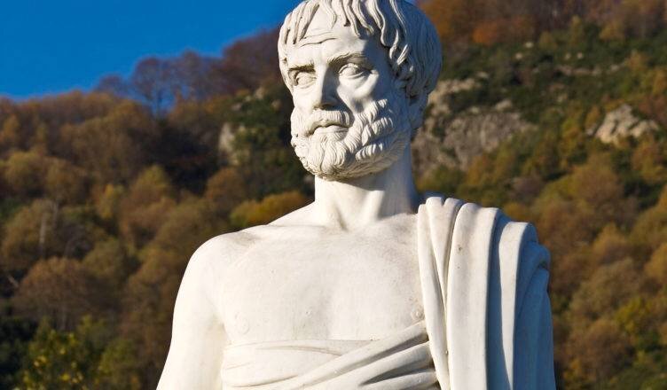 Аристотель – древнегреческий философ, натуралист, ученик Платона. Наставник Александра Македонского, основоположник перипатетической школы и формальной логики. Считается наиболее влиятельным философом древности, заложившим основы современных естественных наук.
Аристотель появился на свет в 384 г. до н.э. в городе Стагире, расположенном на севере Восточной Греции. В связи с местом своего рождения его часто называли – Стагиритом.
Философ рос и воспитывался в семье потомственного врача Никомаха и его супруги Фестиды. Интересен факт, что отец Аристотеля был придворным врачом македонского царя Аминты 3 – деда Александра Македонского.
Его считают универсальным ученым, человеком энциклопедических знаний, который изучал логику, этику, психологию, физику, биологию, математику. Он изучал место, которое философия занимает среди наук. Под философией Аристотель понимал комплекс научных и теоретических знаний о действительности. Среди основных идей, которые в своем учении разрабатывал Аристотель, стоит отметить: Человеческое мышление и мир – сложные, многосторонние явления. Суть человеческого мышления – самый главный предмет философии как науки. Существуют понятия «первая философия», под которой Аристотель понимал метафизику, и «вторая философия», ставшая потом физикой. Метафизику интересует только то, что существует всегда и везде. Любопытно, что метафизика – это все сочинения, написанные Аристотелем после произведения «Физика». Термин «метафизика» использовал не сам философ, а его ученик Андроник, дословно это слово так и переводится «после физики». Все сущее состоит из двух начал – материи и формы, которая является действующим и ведущим элементом. Бог – это источник всего творческого и всего активного. Также Бог – это цель, к которой все сущее все время стремиться. Душой обладают и люди, и растения, и животные, у которых душа имеет чувства. У растений душа – стимулирует рост. У людей душа обладает разумом. Душа бестелесная, это форма живого тела, но не его внешняя форма, а внутренняя. Душа неотделима от тела, из-за чего не существует переселение душ. Бог и первоматерия определяют границы мира, а также задают их. В политической сфере Аристотель понимал человека как общественное животное. Его сферу жизни формируют государство, общество и семья. Государство у философа – это государственный деятель, который управляет людьми так, как того требуют обстоятельства, заботясь об их духовном, моральном и физическом развитии. Для государства самыми лучшими формами могут быть только: Аристократия. Монархия. Умеренная демократия. Обратными негативными сторонами таких государственных форм считаются охлократия, тирания и олигархия. Существующие науки Аристотель поделил на три группы: Поэтические, способные внести в жизнь человека прекрасное. Теоретические, обучающие знаниям. Это математика, физика и первая философия. Практические, отвечающие за поведение человека.
Грек писал очень много трудов, о чем свидетельствуют записи в античных каталогах. До наших дней сохранилась совсем небольшая часть произведений философа. К ним относятся: «Политика». «Законы». «Государственные устройства». «Этика Никомаха». «О философии». «О справедливости» и другие.
Трактат о государстве «Политика» был написан Аристотелем на закате его жизни (335-322 до н.э.) и описывает возникновение и сущность государственного устройства. Рассуждения Аристотеля сформулированы в двух векторах – практическом и этическом. По мнению Аристотеля политико-правовая тематика тесно связана с этикой и предполагает развитие идей нравственности и нравов. Так, взаимоотношения между людьми, в семье, между разными сословиями являются основополагающими в устройстве государства. По мнению Аристотеля, патриархат единственно правильная форма уклада внутри семьи. Мужчина как глава наделен всеми правами и свободами. Мужчина есть монарх, домохозяин и господин. Женщина обладает более слабой природой, в связи с чем, не может играть главенствующую роль ни в семье, ни в государстве. Тем не менее, мужчина и женщина существуют только вместе. Лишены всяческих прав домашние рабы, которые, по природе своей, должны только подчиняться. Семьи объединены в селения, они и образуют государство.
Рассмотрев устройство государства, философ развивает идею идеального государства, которое видится ему небольшим греческим полисом. Именно греческим, поскольку другие народы, варварские племена, варвары, по его мнению, не обладают теми качествами, которые необходимы для построения лучшего государственного устройства. Полис-государство по Аристотелю должен быть республикой, с монархом, добровольно признанным народом. Должен быть именно городом, небольшим и удобно управляемым. В управлении принимают участие только полноправные граждане. Исключены из этого круга торговцы, ремесленники и рабы. Первостепенная задача государства при этом – гуманное воспитание граждан в нравственности и добродетели, ведь теряя добродетель, человек превращается в самое низкое существо.
Аристотель поднимает проблему «воспитания молодёжи»,  в произведении «Политика» книга 8 , замечая, что там, «где этого нет, сам государственный строй терпит ущерб».  Ведь воспитание должно соответствовать каждому государственному строю; свойственный каждому государственному строю характер обыкновенно служит и сохранению строя и с самого начала — его установлению, как, например, демократический характер — демократии, олигархический — олигархии; и всегда лучший характер обеспечивает лучший вид строя.
Рассматривая извечную проблему о соотношении социальных и биологических детерминант в воспитании, Аристотель занял гибкую позицию. Он считал, что с одной  стороны, "от хороших родителей может произойти лишь хорошее потомство", а с другой - "природа зачастую стремится к этому, но достичь этого не может".


Существует четыре основных обучающих предмета:
Грамматика;
Гимнастика;
Музыка;
Рисование.
Все способности и искусства требуют для применения их к соответствующей им работе предварительного воспитания и предварительного приучивания. Очевидно, все это необходимо и для деятельности в духе добродетели. А так как государство в его целом имеет в виду одну конечную цель, то, ясно, для всех нужно единое и одинаковое воспитание, и забота об этом воспитании должна быть общим, а не частным делом, как теперь, когда всякий печется о своих детях частным образом и учит частным путем тому, что ему вздумается. Что имеет общий интерес, этим следует и заниматься совместно. Не следует, кроме того, думать, будто каждый гражданин сам по себе; нет, все граждане принадлежат государству, потому что каждый из них является части-цей государства. И забота о каждой частице, естественно, должна иметь в виду попечение о целом.
Совершенно очевидно, считал Аристотель, что из числа полезных предметов должны изучаться те, которые действительно необходимы, но не все. Поскольку все занятия делятся на такие, которые приличны для свободнорожденных людей, и на такие, которые свойственны несвободным, то, очевидно, следует участвовать лишь в тех полезных занятиях, которые не обратят человека, участвующего в них, в ремесленника. Ремесленными же нужно считать такие занятия, такие искусства и такие предметы обучения, которые делают тело и душу свободнорожденных людей непригодными для применения ю добродетели и для связанной с нею деятельности. Оттого мы и называем ремесленными такие искусства и занятия, которые исполняются за плату: они лишают людей необходимого досуга и принижают их.
Из числа свободных наук свободнорожденному человеку некоторые можно изучать только до известных пределов; чрезмерно же ревностное занятие ими с целью тщательного изучения их причиняет указанный выше вред.
Велико различие в том, с какой целью кто-либо что-нибудь делает или изучает. Если это совершается для себя или для друзей либо ради добродетели, то оно достойно свободнорожденного человека; но делающий это же для чужих зачастую может показаться поступающим подобно поденщику и рабу. Распространенные ныне предметы обучения, как уже замечено выше, служат обеим названным целям.
 Обычными предметами обучения являются четыре: грамматика , гимнастика, музыка и иногда рисование. Грамматика и рисование изучаются как предметы, полезные в житейском обиходе и имеющие большое практическое применение; гимнастикой занимаются потому, что она способствует развитию мужества. Относительно же музыки может, пожалуй, возникнуть сомнение, так как теперь музыкой занимаются большей частью только ради удовольствия. Но предки наши поместили музыку в число общеобразовательных предметов потому, что сама природа, как на это было неоднократно указано, стремится доставить нам возможность не только правильно направлять пашу деятельность, но и прекрасно пользоваться досугом. Последний же — мы снова подчеркиваем это — есть определяющее начало для всего; и это побуждает нас опять вернуться к нему.
 Если необходимо то и другое и досуг должен быть предпочтен деятельности, то, наконец, возникает вопрос, чем этот досуг нужно заполнить. Разумеется, не игрой, ибо в таком случае она неизбежно оказалась бы конечной целью нашей жизни. Раз это невозможно и играм следует скорее уделить место в промежутках между нашими занятиями (ведь трудящемуся потребен отдых, а игра и существует ради отдохновения, всякого же рода деятельность сопряжена с трудом и напряжением), то вследствие этого следует вводить игры, выбирая для них подходящее время, как бы давая их в качестве лекарства, ведь движение во время игр представляет собой успокоение души и благодаря удовольствию отдохновение.
Но досуг, очевидно, заключает уже в самом себе и удовольствие, и счастье, и блаженство, и все это выпадает на долю не занятых людей, а людей, пользующихся досугом. Ведь занимающийся чем-либо занимается этим ради чего-либо, так как цель им еще не достигнута, между тем как счастье само по себе есть цель, и оно соединяется, в представлении всех людей, не с огорчением, а с удовольствием. Однако это удовольствие не для всех одно и то же, но для каждого по-своему, в соответствии с его свойствами — наилучший человек предпочитает наилучшее удовольствие и проистекающее из прекраснейших источников. Отсюда ясно, что для умения пользоваться досугом в жизни нужно кое-чему учиться, кое в чем воспитаться и как это воспитание, так и это обучение заключают цель в самих себе, тогда как обучение, необходимое для применения в деловой жизни, имеет в виду другие цели.
 Поэтому и наши предки поместили музыку в число воспитательных предметов не как предмет необходимый (ничего такого в ней нет) и не как общеполезный, вроде грамотности, которая нужна и для ведения денежных дел, и для домоводства, и для научных занятий, и для многих отраслей государственной деятельности. И от рисования, видимо, получается польза — способность лучше оценивать произведения искусства, как в свою очередь гимнастика служит к укреплению здоровья и развитию телесных сил (ничего подобного занятия музыкой не дают). 
Имеется и такого рода воспитание, которое родители должны давать сыновьям не потому, чтобы оно было практически полезно или необходимо для них, но потому, что оно достойно свободнорожденного человека и само по себе прекрасно. Входит ли в круг этого воспитания один предмет, или их несколько, и каковы они, и как должны быть поставлены,— обо всем этом мы скажем впоследствии Теперь же из наших предварительных указаний достаточно выяснилось, что уже и древние свидетельствуют в пользу нашего мнения об обычных предметах воспитания: пример музыки делает это ясным. Сверх того, детей следует обучать общеполезным предметам не только ради пользы — таково, например, обучение грамоте, но и потому, что благодаря этому обучению возможно бывает сообщить им ряд других сведений.
Так обстоит дело и с рисованием: и его изучают не ради того, чтобы не ошибаться при своих собственных покупках и не подвергаться обману при купле ц продаже домашней утвари и художественных изделий, но, скорее, потому, что оно развивает глаз при определении телесной красоты. Вообще, искать повсюду лишь одной пользы всего менее приличествует людям высоких душевных качеств и свободнорожденным.
Ясно, что в деле воспитания развитие навыков должно предшествовать развитию ума и что физическое воспитание должно предшествовать воспитанию умственному. Отсюда следует, что мальчиков должно отдавать в руки учителей гимнастики и педотрибов: первые приведут в надлежащее состояние их тело, а вторые привьют им ловкость.
Отсюда следует, что первую роль должно играть прекрасное, а не дикоживотное. Ведь ни волк, ни какой-либо другой дикий зверь не вступил бы в опасную борьбу ради прекрасного, но, скорее, только доблестный муж. Однако те, которые слишком ретиво направляют детей в эту сторону и оставляют их невоспитанными по части того, что необходимо для жизни, в действительности делают из них ремесленников; они делают их полезными для жизни в государстве только в одном отношении, но и в этом отношении, как показывают наши соображения, хуже других. Судить обо всем этом нужно не по обстоятельствам прошлого, а по обстоятельствам настоящего: теперь у них есть соперники по части воспитания, а раньше не было.
Можно считать общепризнанным, что необходимо обучать гимнастике, также и то, как это обучение должно быть поставлено. До наступления половой зрелости следует вводить более легкие гимнастические упражнения; совершенно исключаются насильственное откармливание и непосильные работы, чтобы ничто не мешало физическому росту. 
После того как по достижении возмужалости три года будут посвящены обучению прочим предметам, уместно в следующий возрастной период подвергать трудам и принудительному питанию. Во всяком случае, не следует одновременно заставлять слишком напряженно работать и умственно и физически: напряжение в том и другом отношении производит, естественно, диаметрально противоположное действие: физическое напряжение препятствует развитию ума, напряжение умственное — развитию тела.
Вполне ясно, что молодых людей следует воспитывать не для забавы; когда учатся, то не играют, напротив, учение связано с огорчением. Конечно, неуместно предоставлять мальчикам и тем, кто близок к ним по возрасту, возможность проводить время так, как взрослые, ведь тому, что несовершенно, не подобает то, что составляет высшую цель.

Из всего вышенаписанного , можно сделать вывод:
 Аристотель ставил наставника на самую высокую ступень в обществе: "Воспитатели еще более достойны уважения, чем родители, ибо последние дают нам только жизнь, а первые - достойную жизнь". 


Аристотель придавал первостепенное значение общественному, государственному воспитанию. Он полагал, что каждая форма государственности нуждается в соответствующем воспитании как первой необходимости. Утверждалась при этом целесообразность равного воспитания для свободного населения в идеальном государстве.
 При этом Аристотель допускал домашнее воспитание в традиционных формах до 7- летнего возраста под началом отца. Однако настаивал, чтобы семейное воспитание находилось под присмотром государственных чиновников - педономов, по его представлению семье( с 5 до 7 лет) должно проводиться лишь предварительное обучение. Далее за воспитание мальчиков с 7 лет должно браться государство.
 Начинать воспитание школьника предлагалось с "заботы о теле", "заботы о духе" таким образом "воспитание тела способствовало воспитанию духа".
 "Забота о теле" Гимнастика должна была привести организм ребенка в готовность для трудного процесса освоения знаний. Придавая в воспитании особое значение гимнастике, Аристотель одновременно резко осуждал спартанскую традицию применения тяжелых и жестоких физических упражнений, в результате которых дети превращаются в «диких животных». Гимнастика предназначена для формирования «прекрасного»
 "Забота о духе" В круг предметов начального образования должны включаться грамматика, гимнастика, музыка и иногда – рисование Особую роль в формировании прекрасного начала должна была играть музыка.
 Содержание образования Аристотель выделял три основных блока- Подготовительный блок чтение письмо грамматика арифметика гимнастика рисование музыка логика
Основной блок Знания о мире, как таковом- история астрономия математика метафизика философия этика политика
Блок знаний Умения и знания необходимые человеку для практической деятельности- риторика поэтика
Вывод Аристотель оказал громадное влияние на философскую и педагогическую мысль античности и средневековья. Трактаты Аристотеля служили учебными пособиями в течение многих столетий.


