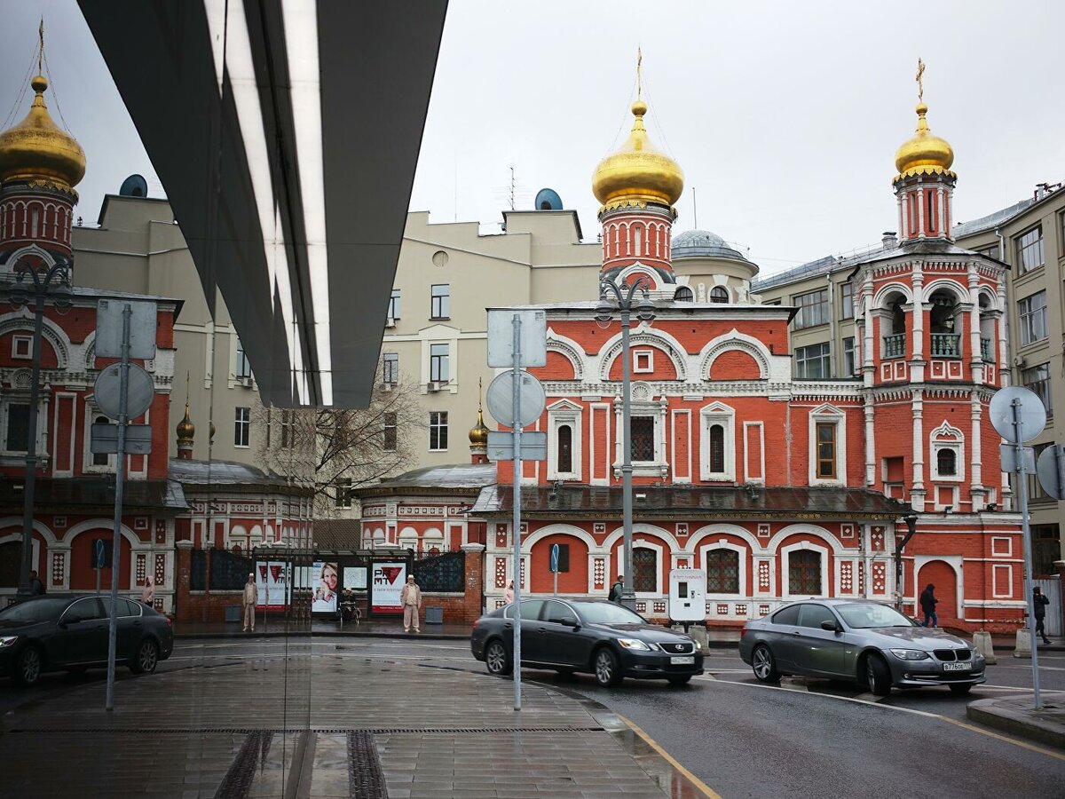 У чёрта на куличках — это на Славянской площади, 2, у станции метро Китай-город