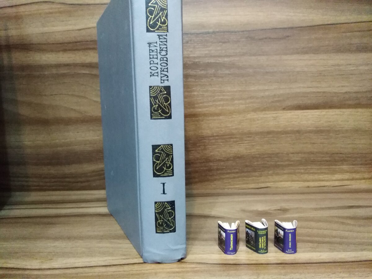 Книжная полка в библиотеке