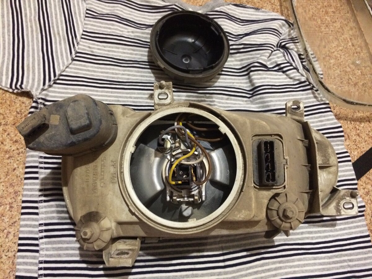 Сняли крышку, она просто поворачивается против часовой стрелки