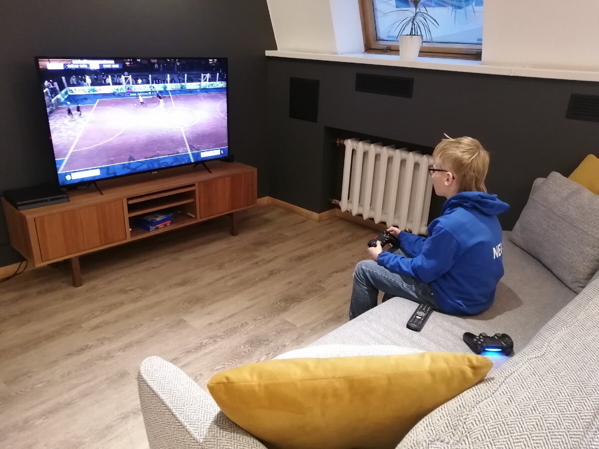 В офисе есть приставка и огромная плазма. Фото из личного архива автора.