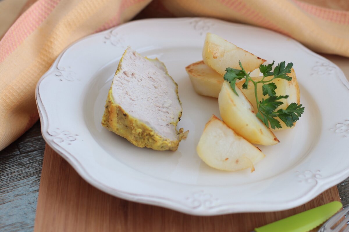 Кусок свинины, тушеной в молоке, поданный с картошечкой