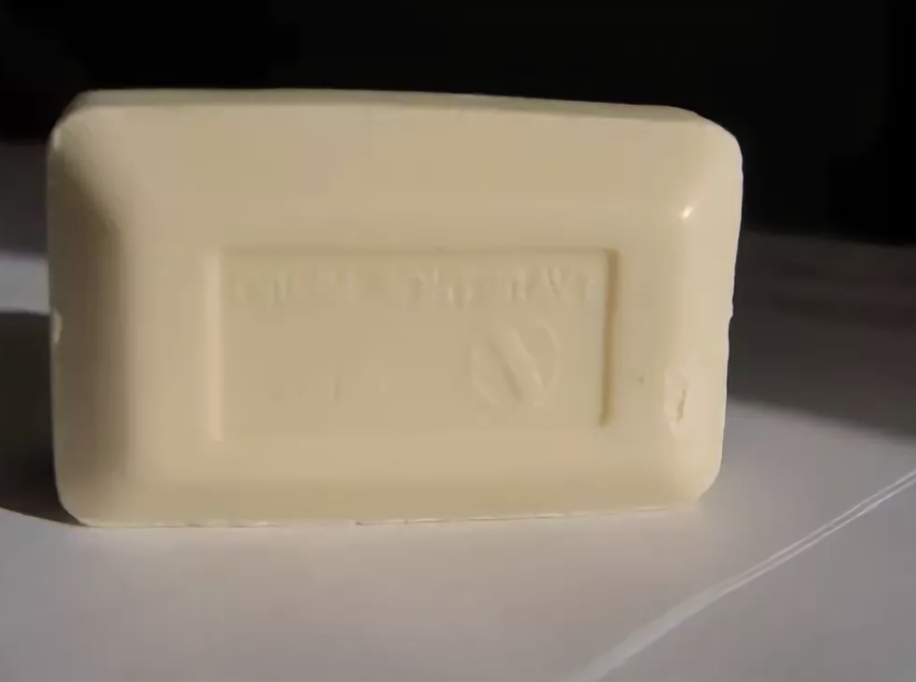 Использую обычное мыло. Хорошо, что мужу дают на работе раз в три месяца целый пакет!