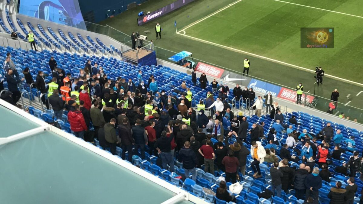 Даже при просмотре матча по ТВ, было заметно, что на трибунах есть болелы! 