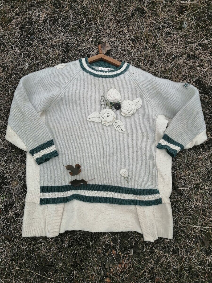 Фото автора. Цвет и стиль свитера идеален под нашу погоду.