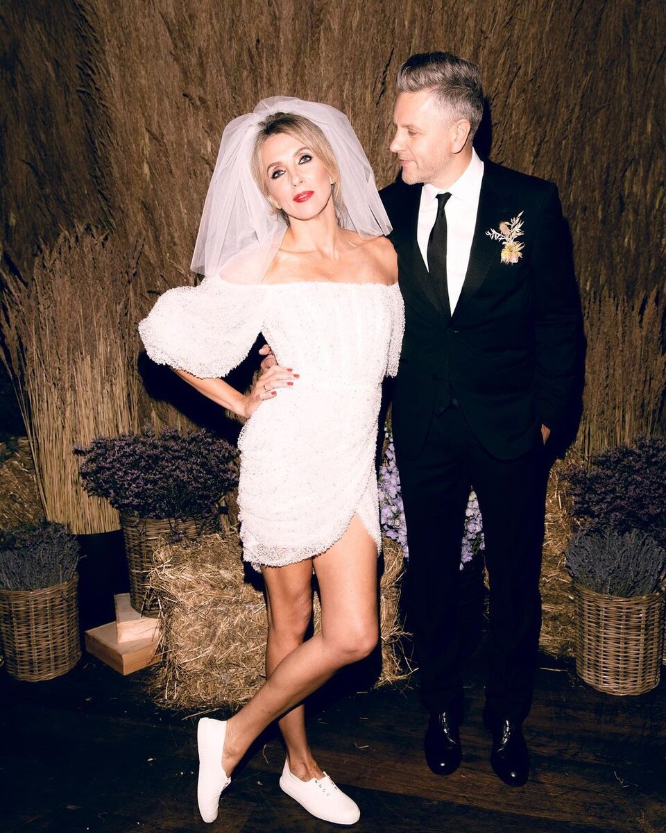 Позже, уже на банкете, невеста нарядилась в короткое дерзкое платье, открывающее ее стройные ноги (напомним, Светлане в этом году исполнился 51 год!). А классические шпильки заменила на удобные кеды и украсила наряд белоснежной фатой. 