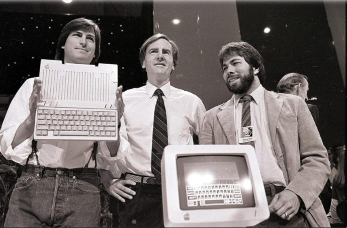 1985 год. Под руководством Джобса Apple выпустила Lisa, первый компьютер с графическим пользовательским интерфейсом (GUI). Фото с businessinsider.com