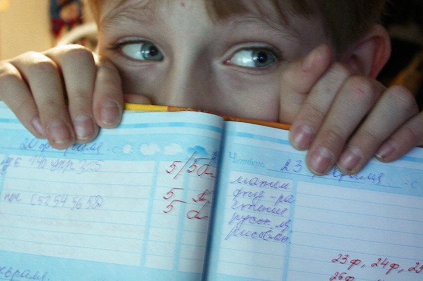 За что иногда ставят оценки в школе