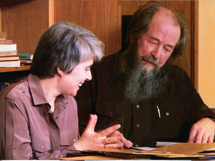 Наталья Дмитриевна Солженицына и Александр Исаевич Солженицын. Фото с сайта "Яндекс-картинки"