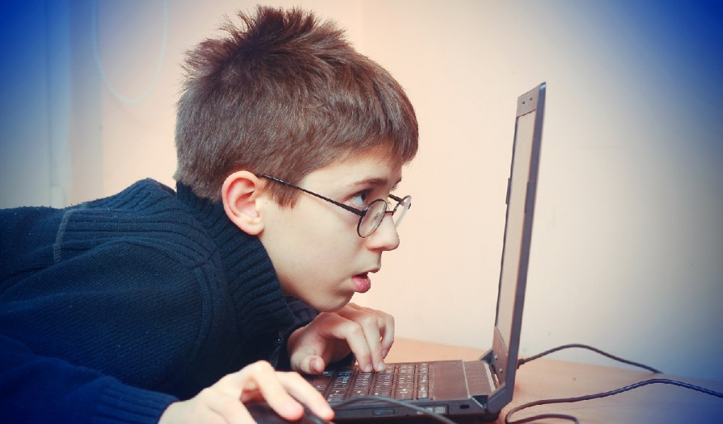 Глаза устали от экрана, но снова пялюсь в монитор