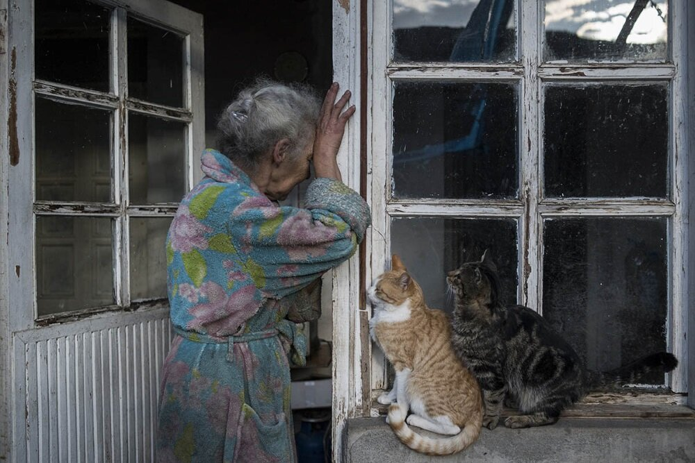 Асмик Абовян (69 лет) плачет у дверей своего дома в селе Неркин Сус Нагорного Карабаха. Фото © Валерий Мельников. Источник: World Press Photo