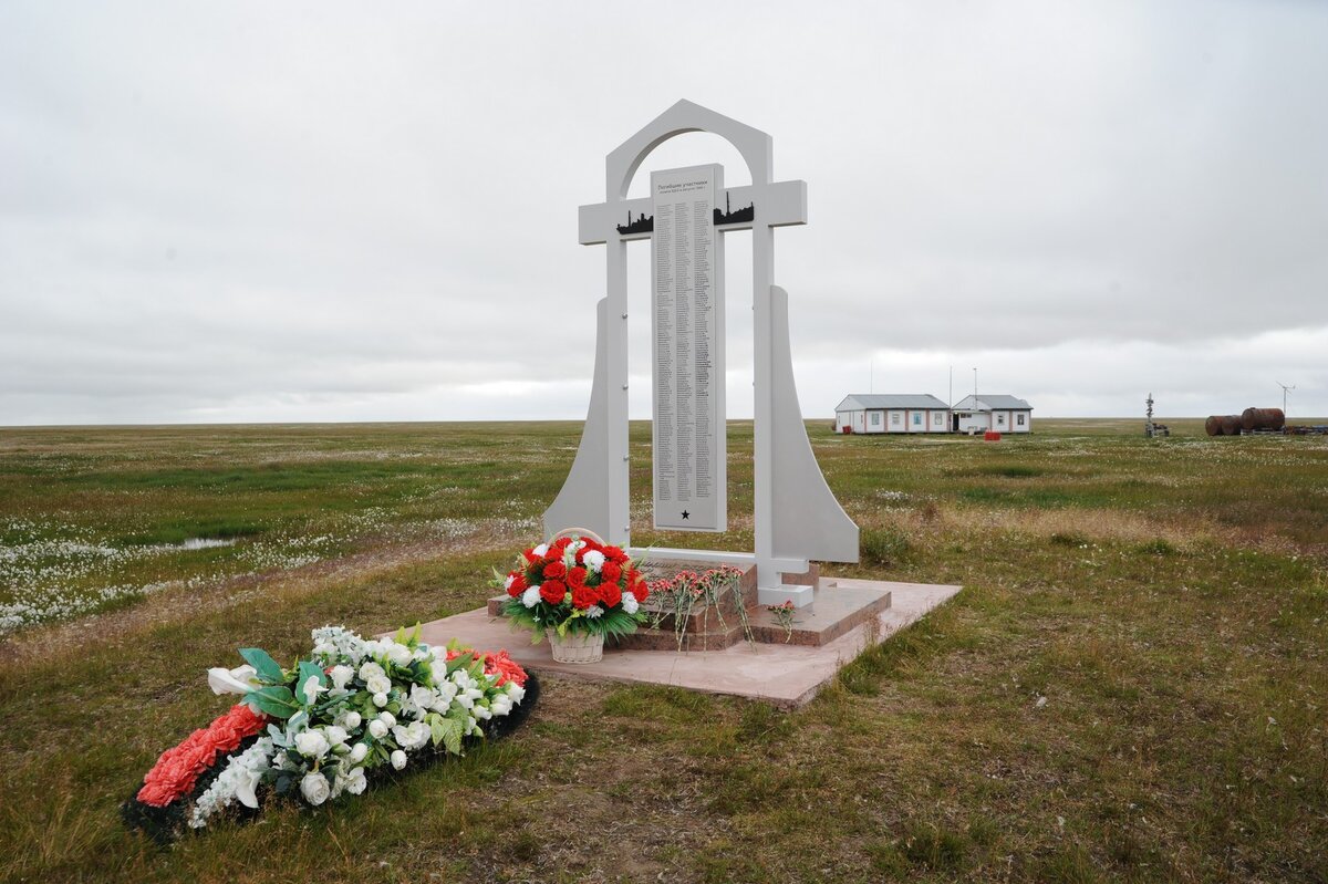Памятник 376 погибшим в конвое БД-5 (ещё 3 фотографии >>>)