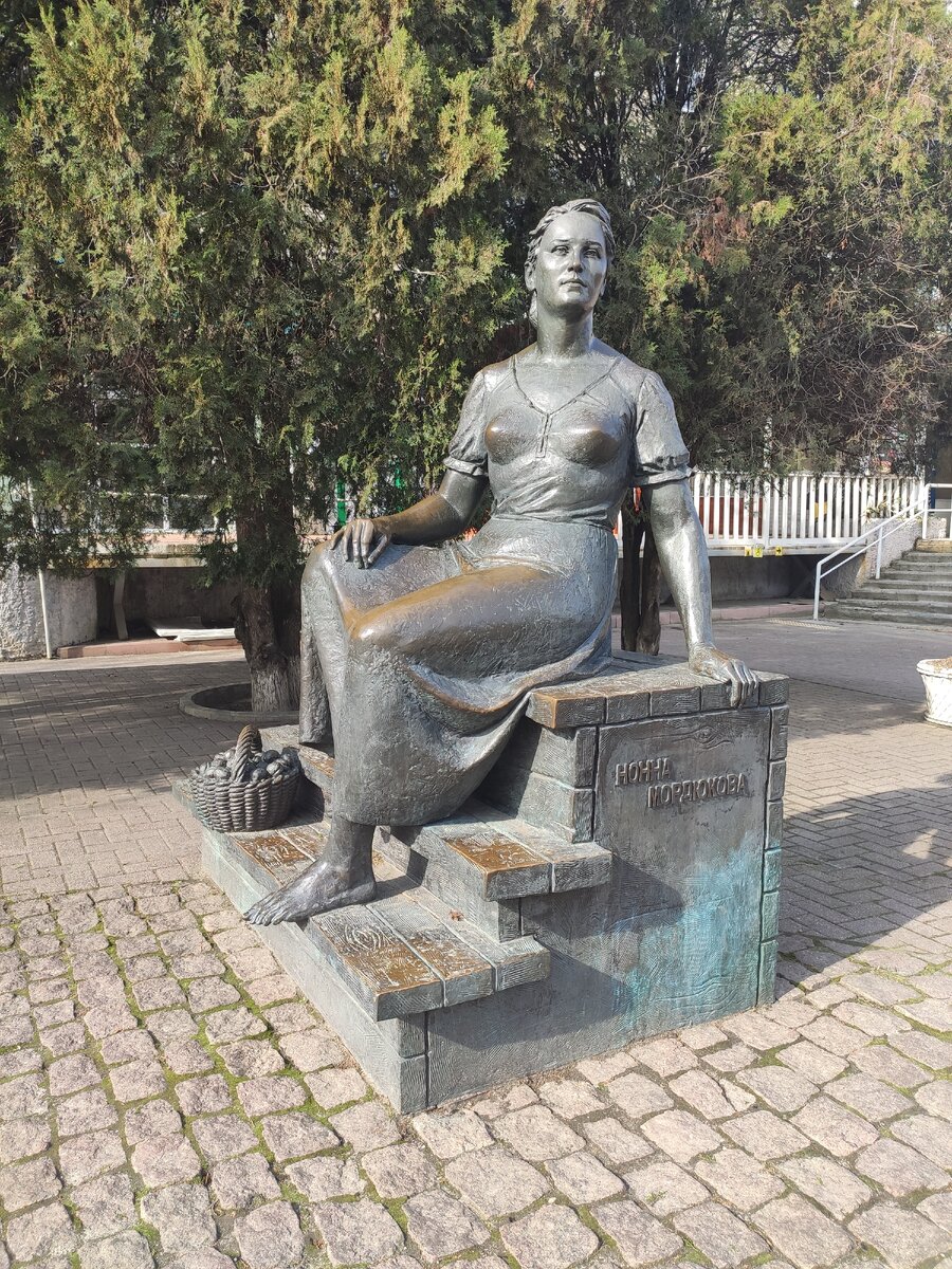 Памятник Елене Мордюковой.