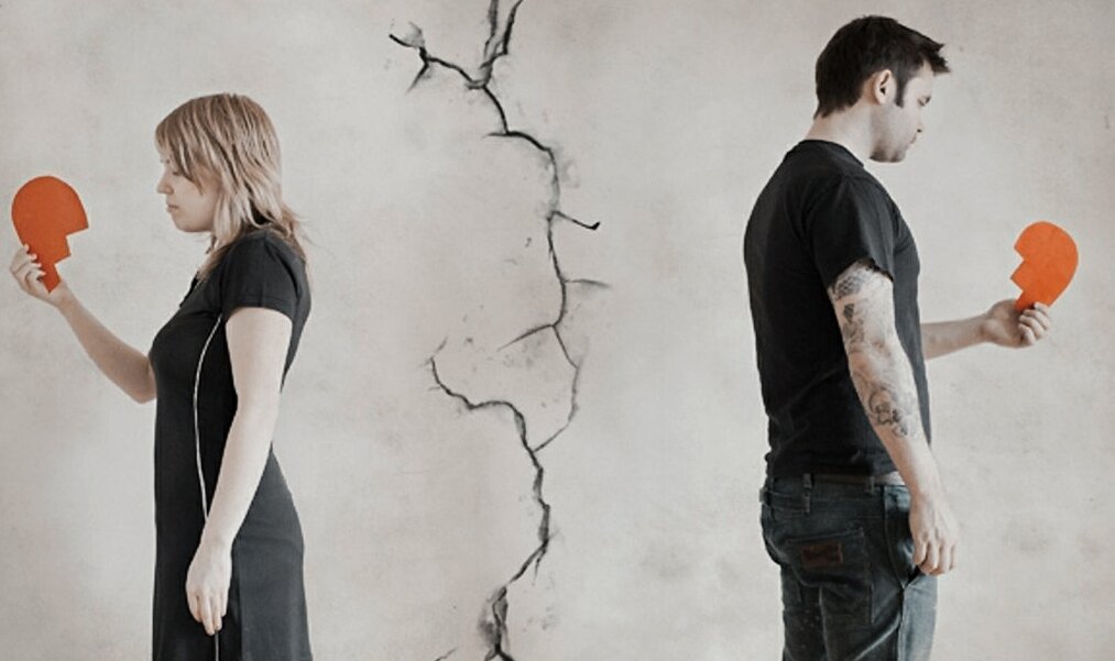 Девушка общается с подругой за кофе