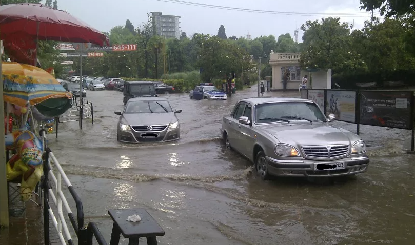 Ливневки тоже не справляются и главную транспортную артерию города периодически затапливает, парализуя все движение!