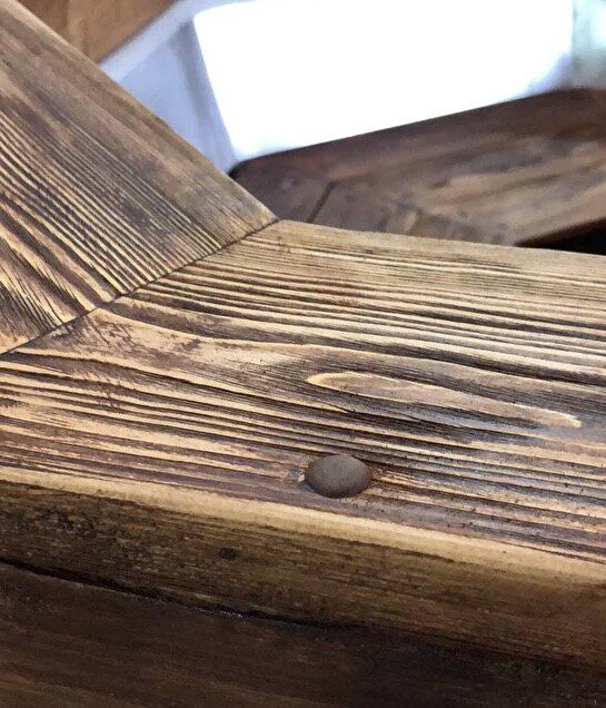 Предпочтительным материалом для обшивки чанов является лиственница и кедр. Из них также изготавливают внутреннее оснащение (места для сидения, столики и др.). Приятный аромат древесины не мене благотворно воздействует на дыхательные пути. А выделение природных фитонцидов, при нагреве, создает антибактериальную среду на поверхностях.