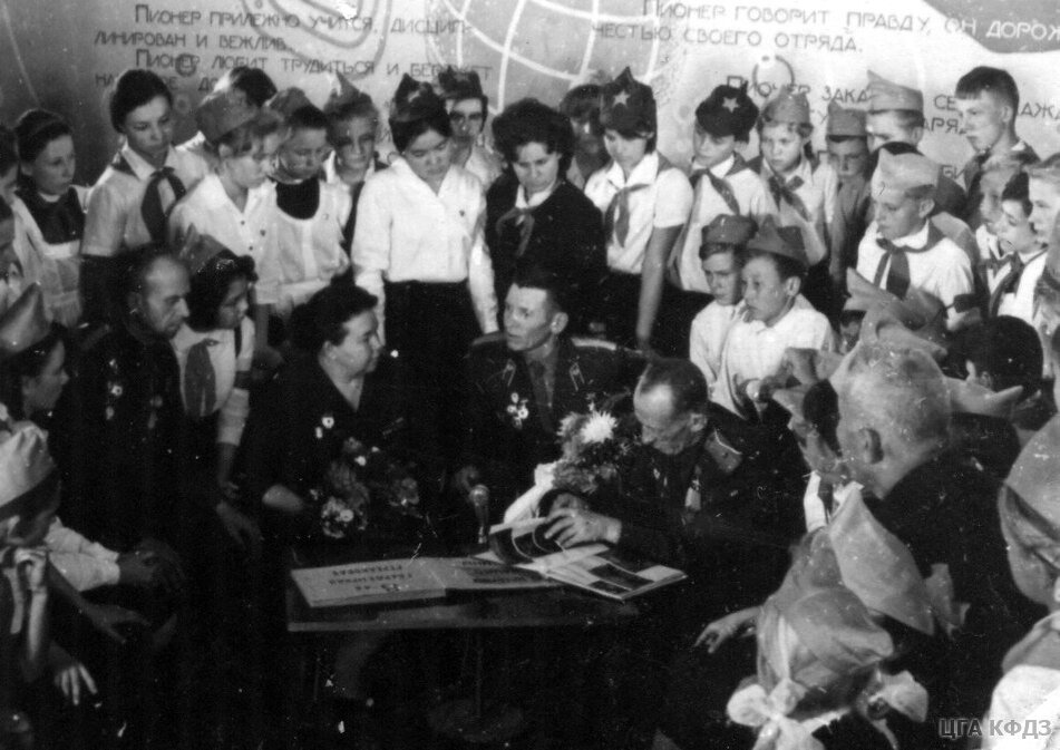 На фото: герои-панфиловцы и Валентина Ивановна Панфилова среди пионеров школы №94, Алма-Ата, 1966 год.