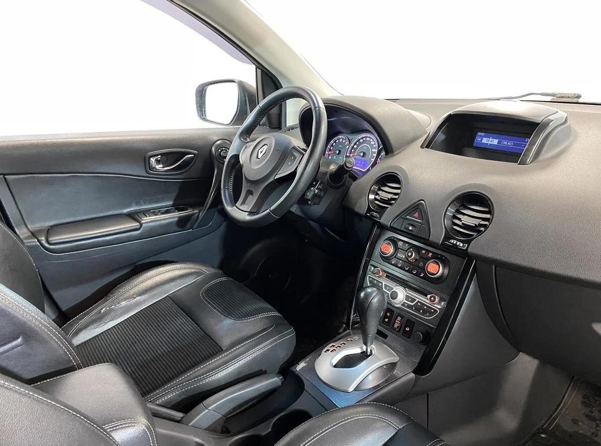 Салон у Renault Koleos просторный, а сидеть за рулем удобно