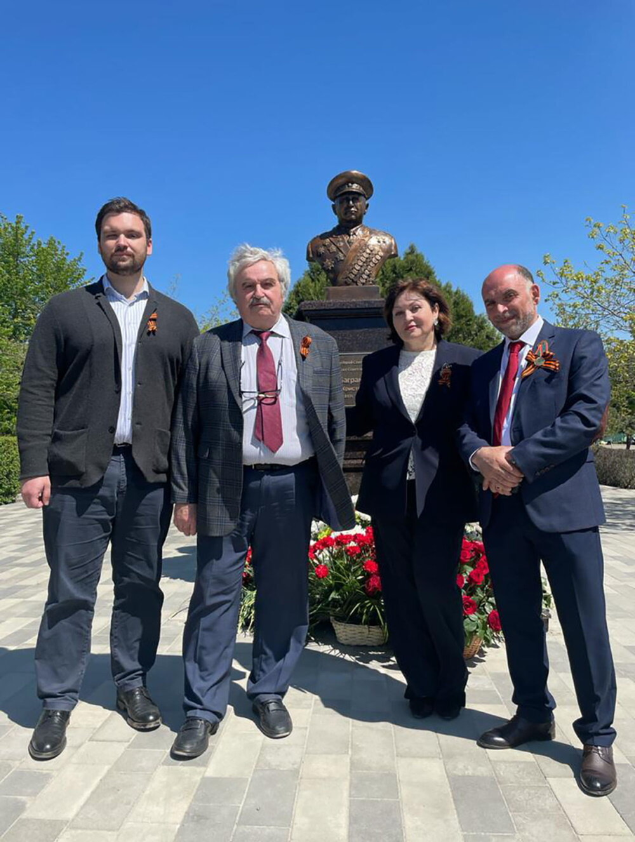 Потомки у бюста дважды Героя Советского Союза, маршала СССР Ивана Баграмяна в Ростове-на-Дону / armeniasputnik.am