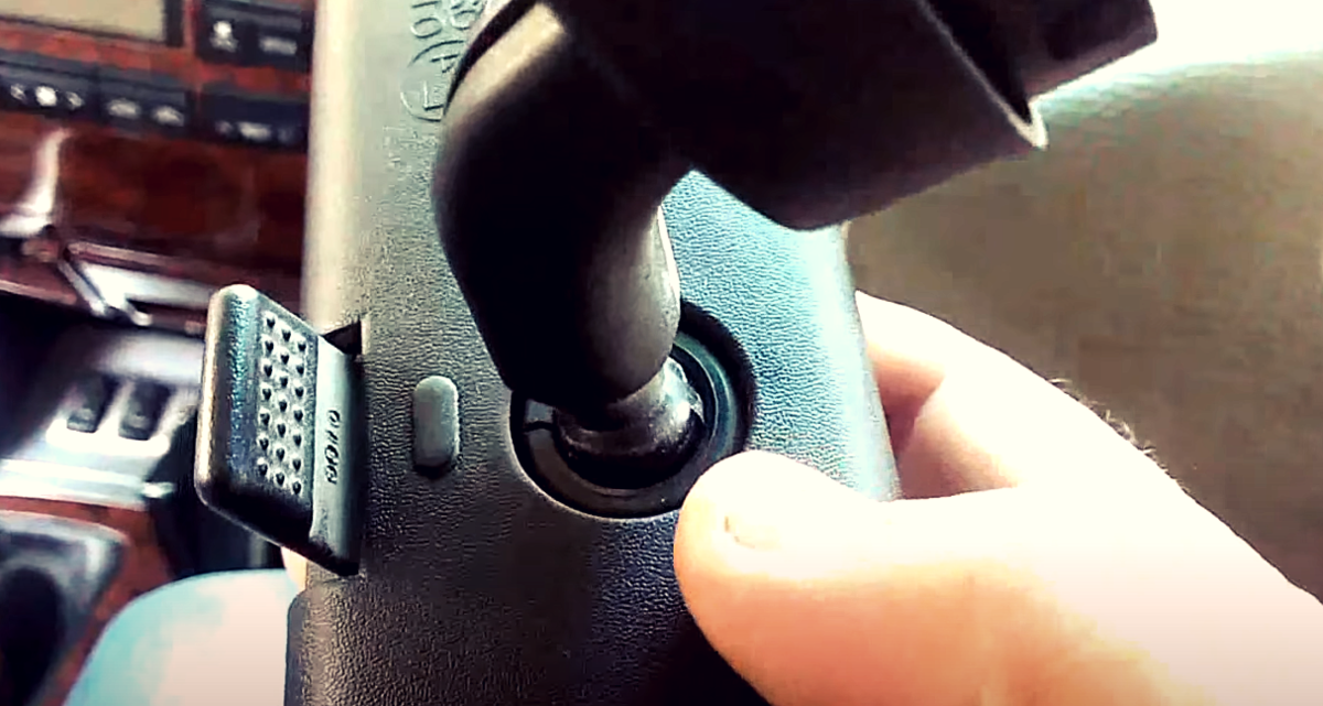 плохо держится шарик в зеркале заднего вида. 