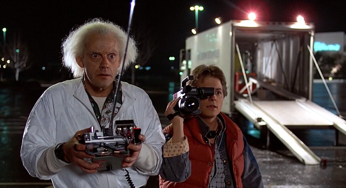 «Назад в будущее I» / «Back to the Future I» (режиссер Роберт Земекис, продюсер Стивен Спилберг, 1985). КиноПоиск: 8,6; IMDb: 8,5.
